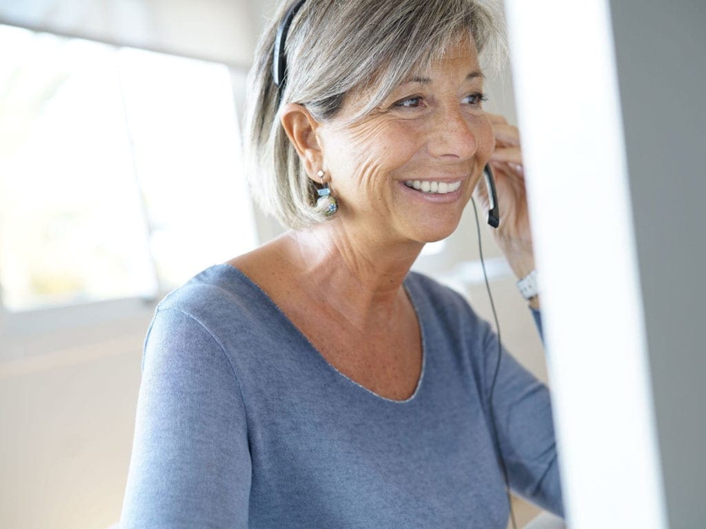 Kundenberaterin der geflügelzeitung am telefon